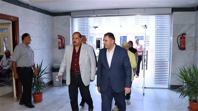 محافظ دمياط يناقش تطوير المياه والصرف الصحي بالمحافظة