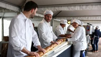 فرنسا تهزم ايطاليا برغيف خبز   بطول 140.53 متر