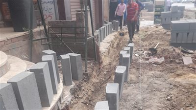 محافظ الغربية يتابع انشاء رصيف انترلوك وبلدورات امام الوحدة الصحية بنهطاي