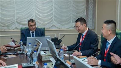 وزير الإنتاج الحربي يبحث مع ممثل شركة 
