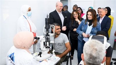 وزيرة الهجرة ومحافظ بني سويف يتفقدان قافلة 