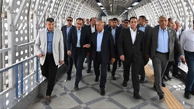 رئيس الوزراء يستقل عربات المترو بين محطتي 
