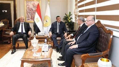 وزير التنمية المحلية يبحث مع محافظي القاهرة والقليوبية والجيزة مشروعات الخطة الاستثمارية