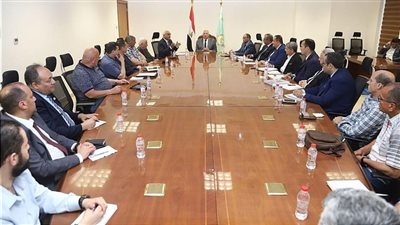 وزير الزراعة يتابع مع قيادات الجمعيات التعاونية منظومة نقل وحوكمة الأسمدة 