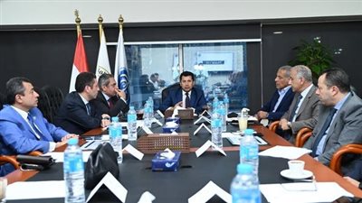 وزير الرياضة يتابع مع اللجنة العليا لسلسلة نادي النادي خطة الإدارة والتشغيل