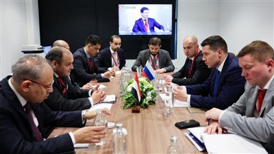 وزير التجارة يبحث مع نظيره الروسي ملفات التعاون المشترك بين البلدين وسبل تعزيز العلاقات الثنائية في مجالات التجارة والصناعة والاستثمار