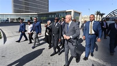 وزير الإسكان يصطحب نائب رئيس غينيا بالبرج الأيقوني بالعاصمة الادراية