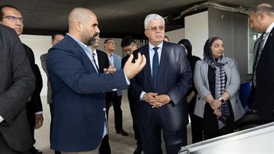 بالصور.. وزير التعليم العالي يتفقد مقر شركة 