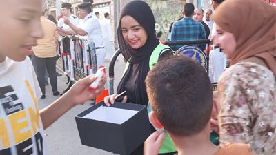 أعضاء اتحاد شباب كفر الشيخ يوزعون البالونات والهدايا على المصلين بالساحات و المساجد
