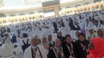 الحجاج يواصلون أداء المناسك.. ويرمون جمرة العقبة الكبرى.. والبعثة توفر كافة الخدمات في مشعر منى