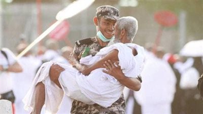شاب يوثق رحلته في الحج.. ويرد على منتقدي المملكة بالصورة