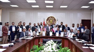 وزير العمل يسلّم 