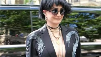 شاهد ..اطلالة غادة عبد الرازق المثيرة للجدل فى باريس 