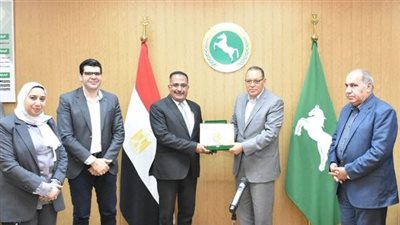 محافظ الشرقية يُكرم وكيل وزارة التضامن الإجتماعي