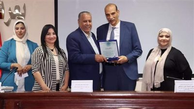 تكريم رئيس الغرفة التجاريه بكفرالشيخ فى ملتقى سيدات الأعمال