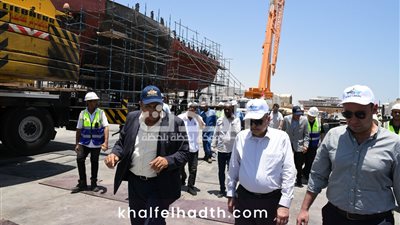 الفريق أسامة ربيع يتفقد مصنع مصر لبناء القاطرات بترسانة جنوب البحر الأحمر 