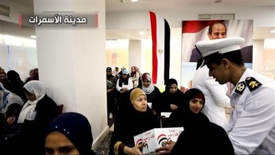 وزارة الداخلية توزع الهدايا على المواطنين بمناسبة ذكرى 30يونيو 