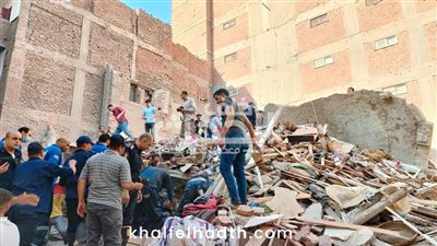 محافظ أسيوط يتفقد موقع المنزل المنهار بحي شرق و يتابع جهود البحث عن مفقودين