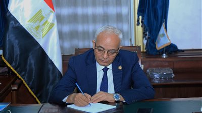 عاجل.. اجتماع وزير التعليم مع اللجنة الفنية لواضعي امتحان الفيزياء لبحث شكاوى الطلاب