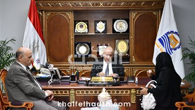 محافظ قنا يواصل استقبال المواطنين بمكتبه لبحث شكواهم  