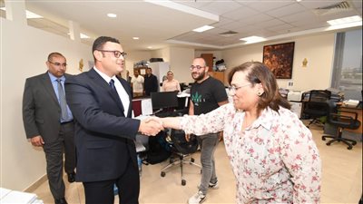 وزير الإسكان يتفقد مكاتب القطاعات المختلفة بمقر الوزارة