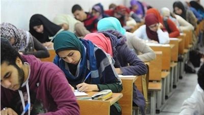 ضبط سيدة تُلقن طلاب الثانوية العامة الإجابة من خلف مبنى المدرسة بالدقهلية 