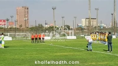 وقوف المشاركين بمباراة منتخبي قنا وبني سويف بدوري مراكز الشباب دقيقة حداد علي روح الكابتن أحمد رفعت