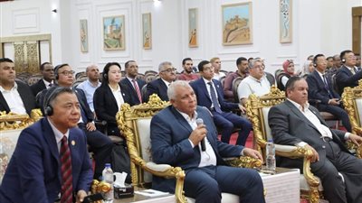 محافظ الوادي الجديد يعقد اجتماعًا مع أعضاء الوفد المصري - الصيني