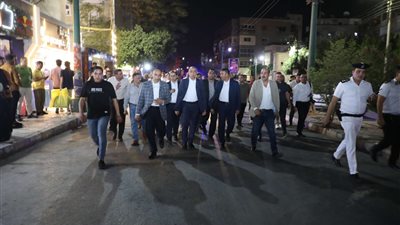 « كدواني » يقود حملة مفاجئة لإزالة الإشغالات و التأكد من مواعيد غلق المحال بالمنيا 