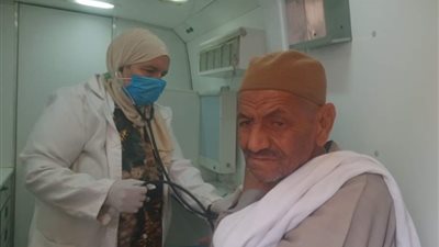 الكشف وتوفير العلاج لأكثر من 1300 حالة في 7 تخصصات طبية بقافلة مجانية ببني سويف 
