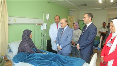 عبد المعطى يطمئن على الأشقاء الفلسطينيين بمستشفى مركز الأورام بكرالشيخ