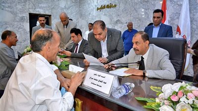 محافظ سوهاج ونائبه والسكرتير العام يلتقون 205 مواطن من مختلف المراكز لبحث شكواهم 