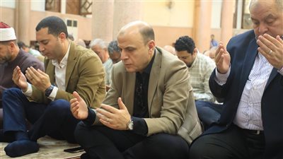 عبد العاطى  يؤدى صلاة الجمعة الأولي.. بمسجد النصر بمحافظة كفرالشيخ 