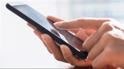 أستاذ علم اجتماع: انشغال كل فرد بهاتفه خلق جيلًا بلا تواصل والأسرة هي الحل