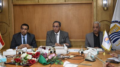 في ضوء نظم الاستدامة البيئية.. محافظ قنا يبحث سبل تعزيز المنظومة المتكاملة لإدارة المخلفات الصلبة 
