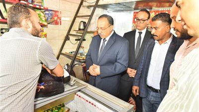محافظ أسيوط يقود حملة تموينية و اشغالات مكبرة بمنطقتي عزبة السجن والأزهر بحي شرق
