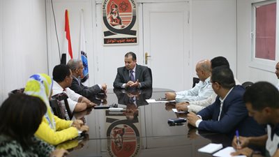 رئيس جامعة جنوب الوادي يترأس اجتماع لجنة المسابقات و الأنشطة الدولية