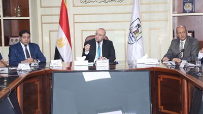 محافظ بني سويف يناقش مع مسؤولي التموين والغرفة التجارية آليات ضبط أسعار السلع 