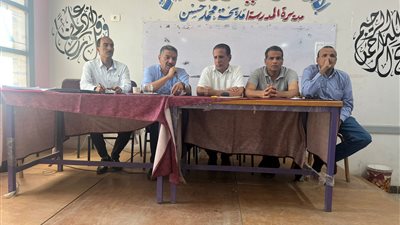 مدير تعليمية نجع حمادي يناقش آليات ووسائل الحد من الكثافات الطلابية بالمدارس