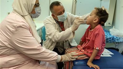 توقيع الكشف الطبى بالمجان على 3800 حالة خلال قوافل علاجية بقريتى صفط الخمار و طهنشا بالمنيا 