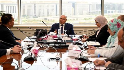 وزير الصناعة يبحث مع شركة 