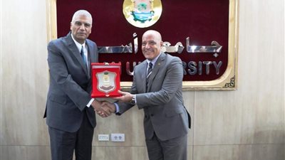 محافظ أسوان يؤكد علي مزيد من التعاون بين المحافظة والجامعة لدعم مسيرة التنمية