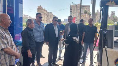 محافظ الدقهلية يتفقد عدداً من محطات التموين والمواقف العمومية للتأكد من التزام السائقين بتطبيق التعريفة الجديدة 