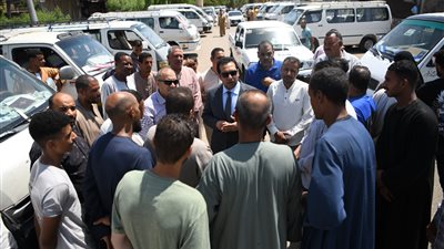 نائب محافظ قنا يتفقد مجمع مواقف سيارات الأجرة ومحطات الوقود لمتابعة تطبيق التعريفة الجديدة