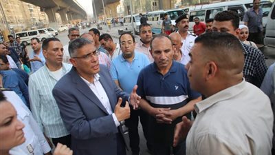 محافظ الجيزة يتفقد مواقف السرفيس بميدان الجيزة والمريوطية للتأكد من الالتزام بالتعريفة الجديدة 