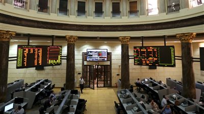 أداء متباين لمؤشرات البورصة المصرية في مستهل تعاملات الأسبوع