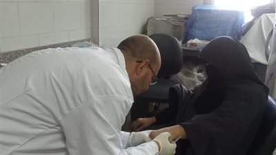 الكشف علي 696 مواطن في قافلة طبية مجانية بقفط جنوب قنا 