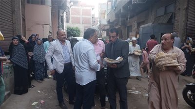 جولة مفاجئة .. محافظ الدقهلية يتفقد أحد المخابز البلدية صباح الأحد