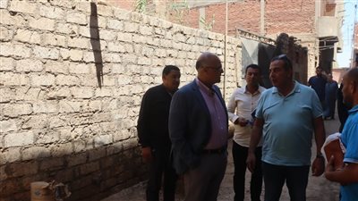 محافظ القليوبية يستجيب لشكوى احد المواطنين ويصطحبه الي بلدته بقرية العبادلة 