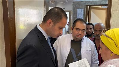 نائب وزير الصحة يتفقد مركز طبي التجمع الخامس ويوصي بصرف مكافأة لـ«مثقفة صحية»
